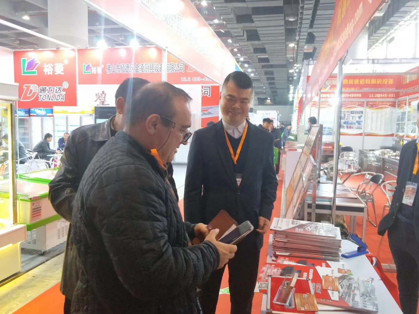 優(yōu)佰特25屆廣州酒店廚房設(shè)備中展廚房油煙凈化一體機照片3