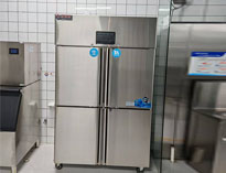 幼兒園廚房設(shè)備廠家告訴你商用冰柜的保養(yǎng)和安全注意事項(xiàng)